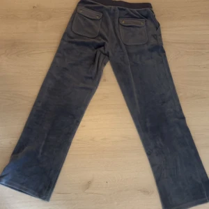 Blåa juicy couture byxor - De är i bra skick säljer dem för 300-400 de är köpta för 2500 (köpte ett sett) men  flisen passar fortfarande de är använda 15 ggr typ köp gärna😁💙