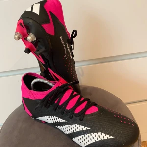 Adidas fotbollskor - PREDATOR ACCURACY.3 SOFT GROUND BOOTS, fruktansvärt snygg och skön sko Bra grepp i backen med skruvdobb på. Anvönda ca 5 gånger, klarade inte av att ha dem då dem va lite små för mig men annars sjukt sköna Inköpta för 1290kr,Dobbnyckel och låda ingår