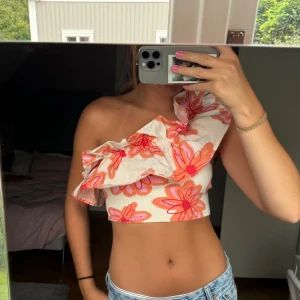 Zara topp - Så så fin men kommer aldrig till användning, köptes för 2 årsen tror jag! Är i storlek M men passar mig som är xs-s❤️