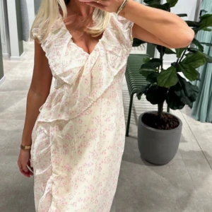 Klänning 💕 - Jätte fin klänning från veromoda!!💕💕 Endast använd 1 gång så den är som ny! Köpt för 600 kr, mitt pris - 350kr🥰