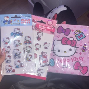 Hello Kitty buddle  - Hello kitty papper, stickers, tatueringar och en mini hello Kitty