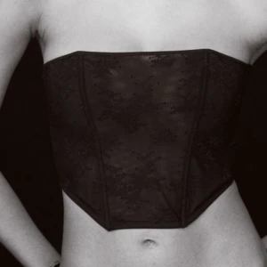 spetskorsett - Intessekoll på min fina spetskorsett ifrån hm den är helt ny då den ej kommit till användning ( nypris 229:-) 🩷🩷