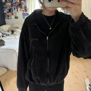 Höstjacka  - Jacka i manchester från urban outfitters i storlek S men oversized (jag är 175cm). Använd ett tiotal gånger men i väldigt bra skick 