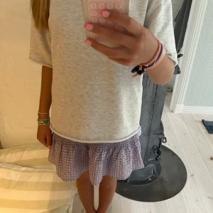 Super söt rutig kjol💞 - Säljer denna super söta rutiga mini kjolen i storlek M men passar mig som har storlek S i vanliga fall❤️