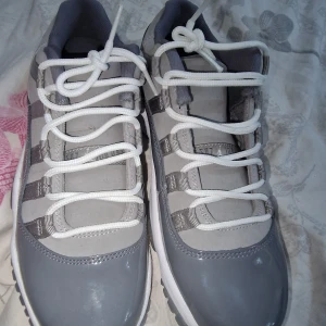 Jordan 11 cool grey low - Hej säljer ett par nike jordan 11 cool grey low i storlek 37.5 använda få tal gånger.