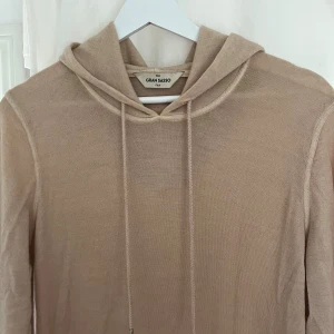 Gran sasso hoodie  - Size S  Varsamt använd Material: cashmere och lammulls blandning