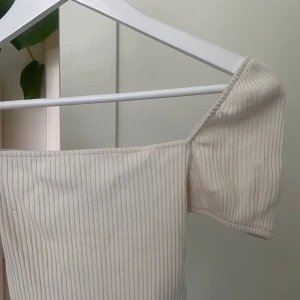 Topp - Supersöt topp ifrån h&m, i nyskick! Ribbad med lite puffärmar, säljer då jag rensar garderoben 🤍