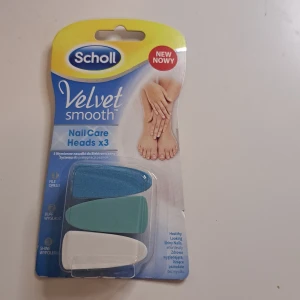 Scholl Velvet Smooth Nail Care Heads x3 - Ett set med tre utbytbara nagelvårdsfilar från Scholl. Setet innehåller en blå fil för att forma naglarna, en grön fil för att polera naglarna och en vit fil för att ge naglarna en glansig finish. Perfekt för att hålla naglarna friska och välvårdade.