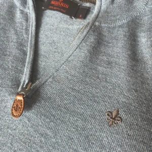 Morris Merino half zip - Säljer denna tröjan pga den inte passar mig längre. Inte särskilt använd, skulle säga att skicket är 8/10. Modellen är 177 och väger 78. Skriv om ni är intresserade och ställ gärna frågor