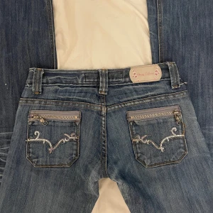 Jeans - jätte snygga lågmidjade bootcut jeans köpta i paris💕 säljer för att dom e för små för mig.💕💕knappen är borta men går jätte enkelt att fixa! 