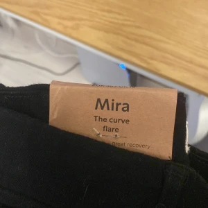 dam jeans  - säljer exakt dom här, helt nya prislapp och allt är på. Köpte för 699kr. Storlek 36. säljer pgr av att jag inte använder jeans längre så dom ligger bara inne o gardenian i onödan. sitter jätte fint och är strech 