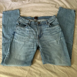 Lee jeans - Ett par raka jeans från Lee. köpta från carlings från början. Mått: midja tvärs över - 41cm. Innerbensmått - 78cm. Skriv om du har frågor🫶