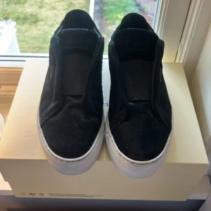 Arigatos Clean 360 laceless - Hej jag säljer ett par arigatos i ett väldigt bra skick det ända är en liten vatten skada som knappt syns Och en liten gul fläck av färg som jag inte hittat ett sätt att ta bort på Annars bra skick Hör av er vid frågor pris kan gå ner i pris