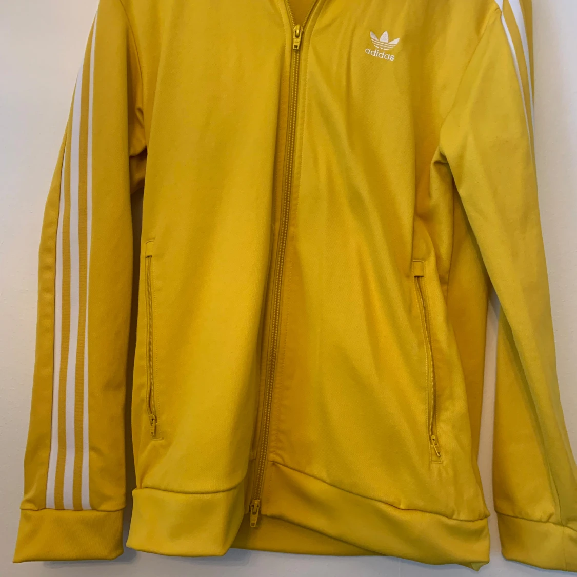 Gul Adidaströja  - 90