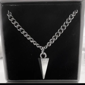 Halsband  - Super snyggt halsband. Köp en för 129kr. Modell 025