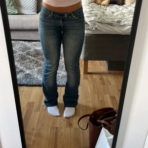 low waisted jeans - skygga lågmidjade jeans i bootcut modell. hon på bilden har vikt upp jeansen då de va för långa. inga tecken på slitage snygga jeans. skriv vid mått, frågor eller fler bilder! tjejen på bilden bär i vanliga fall 25/32 eller storlek 36💕