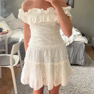 Vit klänning - Gullig vit klänning från zara som jag säljer då den inte kommer till användning, använt den två gånger