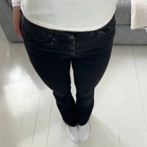 Bootcut jeans  - Svart tvättade jeans i Bootcut fit! Använda någon gång men inga synliga defekter. Storlek xs men passar s också!  Enkla mått: Hela varan: 106cm