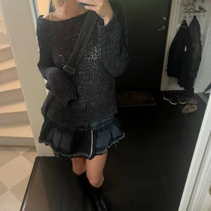 Långärmad - Säljer en långärmad tröja i stretchigt material. Obs! Se bild 2 för material. Frakt tillkommer!