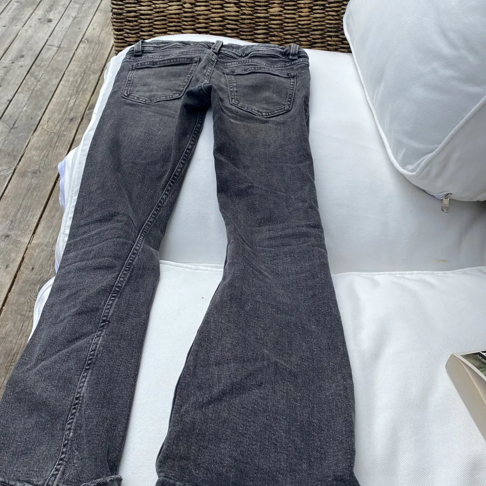 Använd men bra jeans att har ett liv till. Låg midja. Med elasticitet i bredden och möjlighet att ändra storlek vid midjan . Jeans & Byxor.