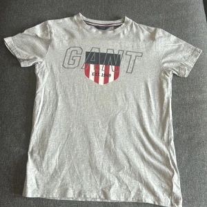 Gant t-shirt - Grå Gant t-shirt storlek 146-152Cm 11-12 years. Bra skick använd några gånger. Säljer pågrund av att den är för liten. 