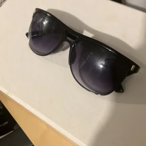 Sommar rayban solglasögon - Dem är änvända i 3månader förra sommaren men vill köpa nya då ska sälja demhära