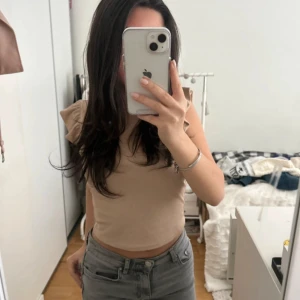 Beige blus - Så snygg beige blus med volang kanter❤️