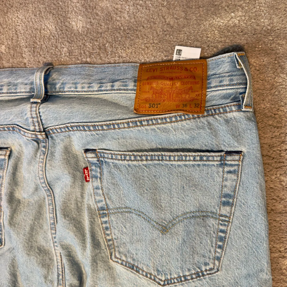 Säljer ett par Levis 501 i nyskick! Storlek: W36 L32 Nypris ≈ 1000 kr Hör av dig för frågor . Jeans & Byxor.