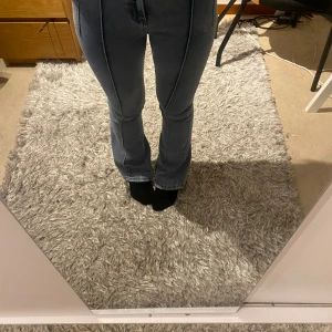 Flare jeans - Flare ljusblå jeans med fickor på sidorna. Storlek M men passade mig som brukar ha Xs. Dock lite långa( e ungefär 159 cm). Dom har inga fickor på baksidan. Jättebra kvalite använt bara 1 gång. Skriv för mer detaljer