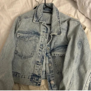 Helt ny jeans jacka  - Säljer en jätte fin jeans jacka som är oanvänd 