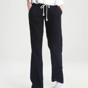 Roxy linnebyxor  - Säljer dessa trendiga linnebyxor från Roxy, nästan aldrig använda och är i ett väldigt bra skick, skicka privat för funderingar eller om du vill ha fler bilder 