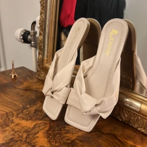 Vita tofflor oanvända  - Nya, storlek 37