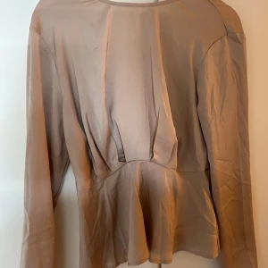 Blus Nakd - Jätte fin blus, den är öppen i ryggen men man kan även ha den åt andra hållet. Aldrig använd.