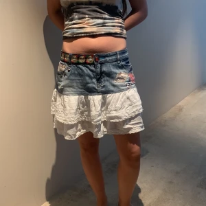 Jätte fin  desigual kjol! ☀️💕 - Kjolen är i bra skick, märke är desigual, storlek 44!☀️