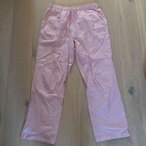 Randiga linbyxor från lager 157 - Säljer ett par linbyxor åt tjejen. Storlek medium. Fråga ifall du har frågor