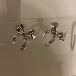 Örhängen  - Super fina rosett örhängen. Aldrig använda för jag råkade beställa 2 par när jag köpte dom.