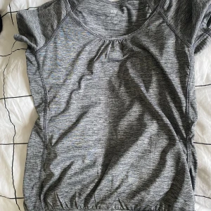 Tränings tröja - Tränings tröja eller ja egentligen t-shirt. Jag minns inte att jag köpt den så jag kanske har fått den av någon släkting men iaf så har jag själv aldrig använd den och den är i bra skick! 