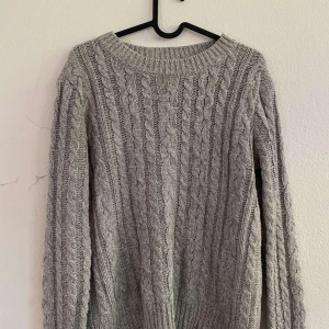 Grå tröja - Grå tröja från atmosphere. Storlek 38. Lite söiten men funkar💗