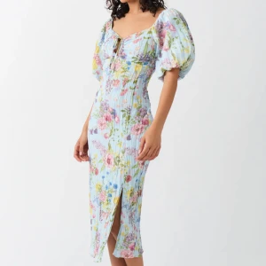 Ginatrico klänning  - Ginatrico klänning köpt för ett tag sen! Så fin men för liten för mig tyvär 🌸 endast testad, nyskick! storlek S Pris går och diskutera för snabb affär, kan posta imorgon redan. Nypris 499 kr