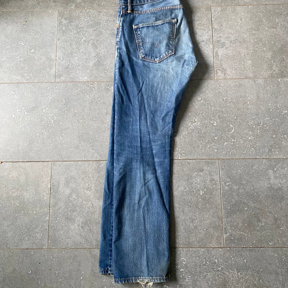 Snygga Levi’s 501or. Storlek 32/32. Bra skick förutom lite slit vid hälarna, syns på bild. Skriv gärna vid frågor:). Jeans & Byxor.