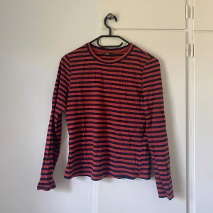 Tröja - Långärmad tröja. Knappt använd.