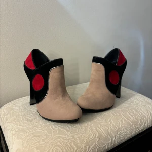 Klack skor  - Snygga klack skor i bra skick.