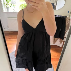 Klänning - Jättefin klänning med öppen rygg😍Det är justerbara band så man kan välja själv hur man vill att den ska sitta☺️