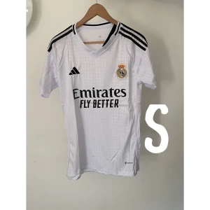 Real Madrid 2024/25 hemma kit - Vi har 9 st real Madrid 2024/25 hemma kit i storlekarna S-L