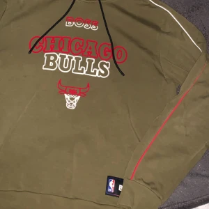 Boss/NBA - Storlek S, köpt i Hugo Boss Mall of Scandinavia för 3599kr, material o passformen är 10/10