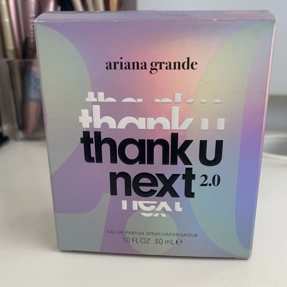 säljer min thank u, next parfym från Ariana Grande💞finns mer än hälften då den nästan inte alls är använd💞köpt för ca 500kr. Parfym.