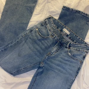 Low Waits jeans  - Säljer dessa jätte fina jeans från Gina då jag inte får nån användning av dem längre dem är i nyskick då ja knappt använt dem. Det är lowwaist bootcut jeans med ett fint spänne över💗 skriv för fler bilder🌸 nypris: 499