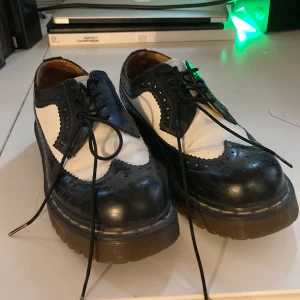 Dr martins - Bra skick, vita o svarta nästan oanvända