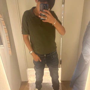 Grön zip t-shirt Oscar Jacobson  - Fin Oscar Jacobson tröja i grön med en dragkedja och kortärmad. Skick:9/10 Nypris:1300