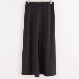 Svart satinkjol - Säljer denna svarta midikjol i satin från lindex i storlek xs💕Fint skick! 